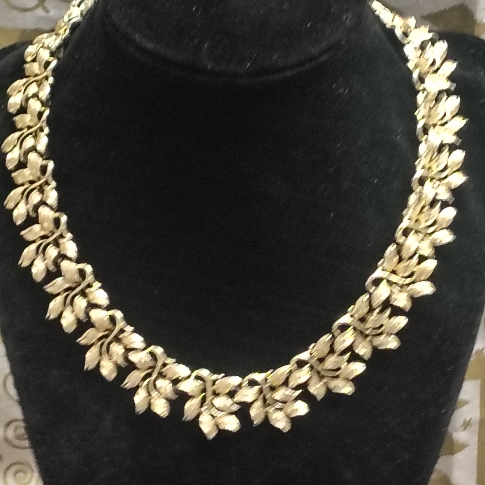 Signed Coro Vintage Gold Leaf Choker Necklace - Women Jewelry